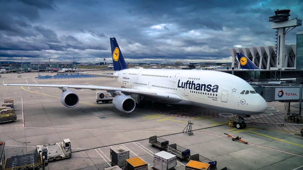 Lufthansa Flugzeug am Boden am Gate.